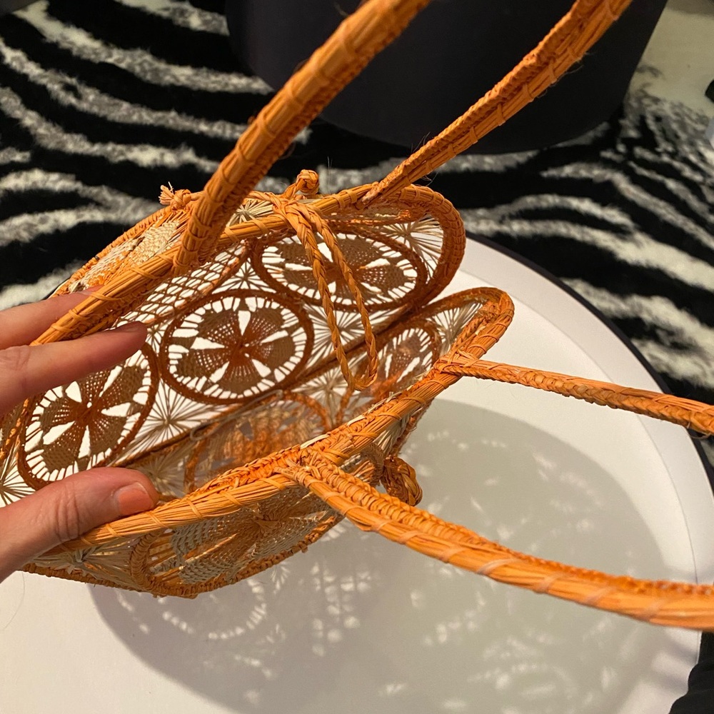 Hand woven round basket purse - Picture 6 of 7